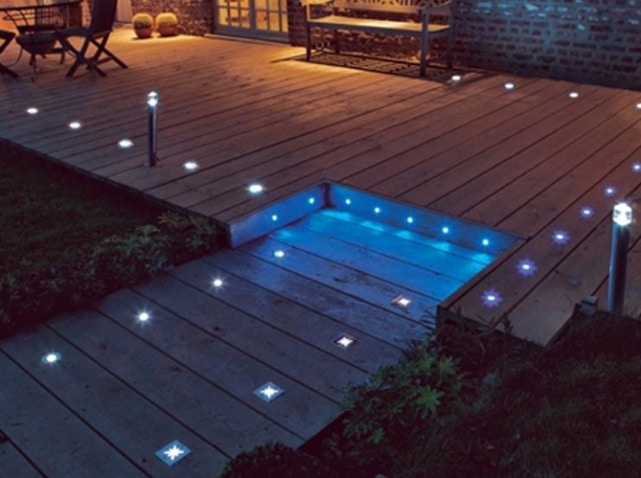 Choisir les luminaires extérieurs à installer autour d'une piscine