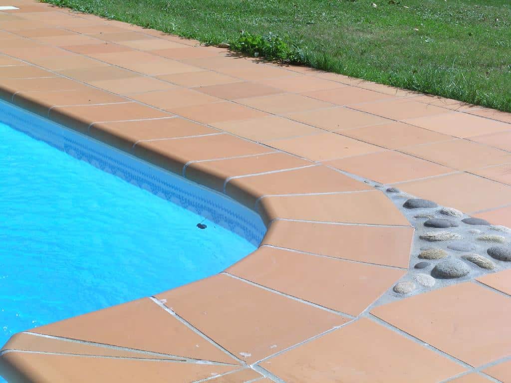 Margelle de piscine en terre cuite