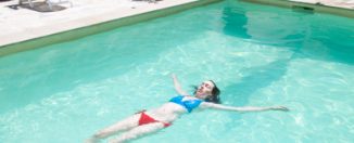 piscine-baignade-femme-homme-ete-loisir-bassin-exterieur-jardin-chaleur-soleil