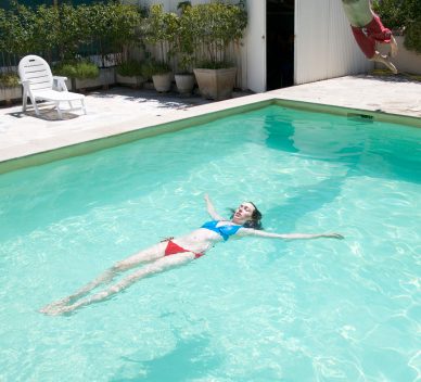 piscine-baignade-femme-homme-ete-loisir-bassin-exterieur-jardin-chaleur-soleil