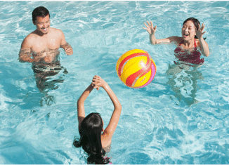 famille jouant au ballon dans la piscine