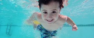 petit garçon piscine