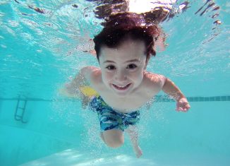petit garçon piscine