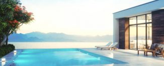 Villa contemporaine avec une piscine à débordement donnant sur la mer