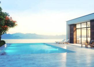 Villa contemporaine avec une piscine à débordement donnant sur la mer