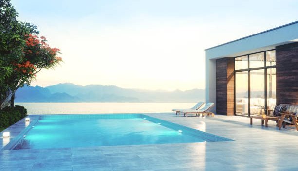Villa contemporaine avec une piscine à débordement donnant sur la mer