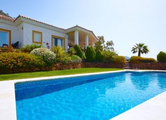 extérieur de maison avec piscine et végétaux