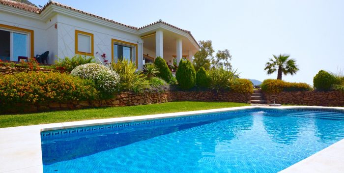 extérieur de maison avec piscine et végétaux
